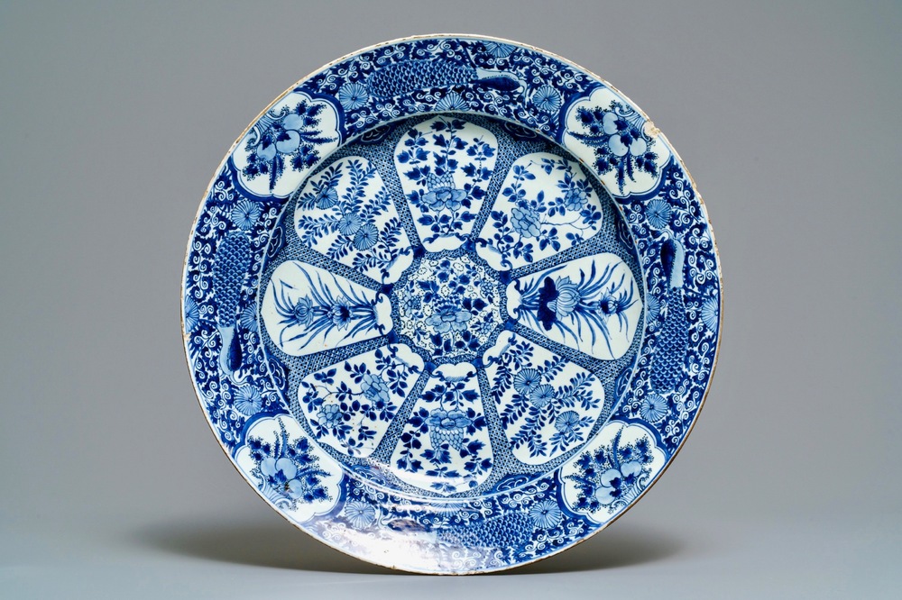 Un grand plat en porcelaine de Chine bleu et blanc &agrave; bordure aux paons, Kangxi